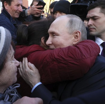 Potret Detik-Detik Putin Dipeluk dan Dicium Emak-Emak Rusia
