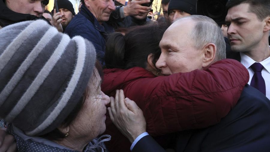 Presiden Rusia Vladimir Putin bertemu dengan penduduk setempat usai kunjungan ke kompleks rumah kaca Solnechniy Dar, bagian dari perusahaan agroindustri ECO-Culture, di luar Stavropol, Rusia, Selasa, 5 Maret 2024. (Mikhail Metzel, Sputnik, Kremlin Pool Photo via AP)
