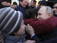 Potret Detik-Detik Putin Dipeluk dan Dicium Emak-Emak Rusia