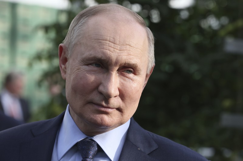 Presiden Rusia Vladimir Putin bertemu dengan penduduk setempat usai kunjungan ke kompleks rumah kaca Solnechniy Dar, bagian dari perusahaan agroindustri ECO-Culture, di luar Stavropol, Rusia, Selasa, 5 Maret 2024. (Mikhail Metzel, Sputnik, Kremlin Pool Photo via AP)