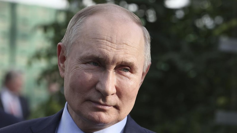 Presiden Rusia Vladimir Putin bertemu dengan penduduk setempat usai kunjungan ke kompleks rumah kaca Solnechniy Dar, bagian dari perusahaan agroindustri ECO-Culture, di luar Stavropol, Rusia, Selasa, 5 Maret 2024. (Mikhail Metzel, Sputnik, Kremlin Pool Photo via AP)