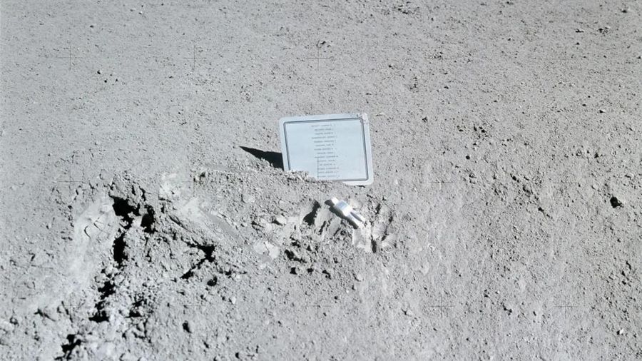 Sebuah plakat di Bulan untuk memperingati jatuhnya astronot dan kosmonot. (Dok. NASA)