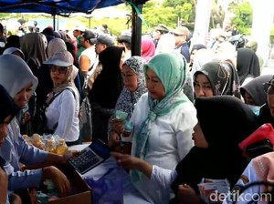 Warga Palopo Berdesakan Rebutan Beli Beras Rp 10.500 Per Kg Saat Pasar Murah