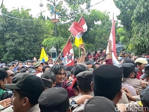 Aliansi Mahasiswa Sukabumi Demo Tolak Impor Beras