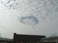 Fenomena Awan Bolong di Langit Dikira UFO, Ini Penjelasannya