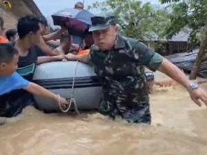 Kota Padang Banjir Usai Hujan Deras, Ketinggian Air Capai 1,5 Meter