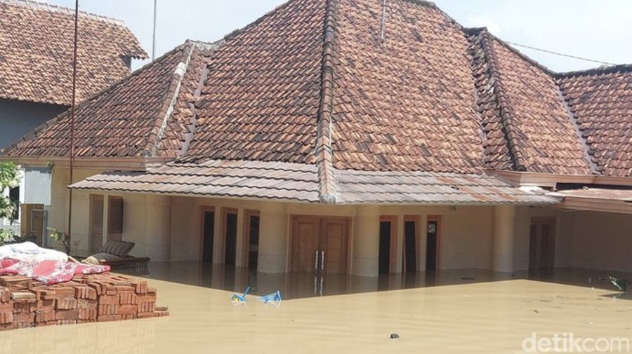 Banjir rendam kendaraan terparkir di lahan parkiran (Foto: Devteo Mahardika/detikJabar)