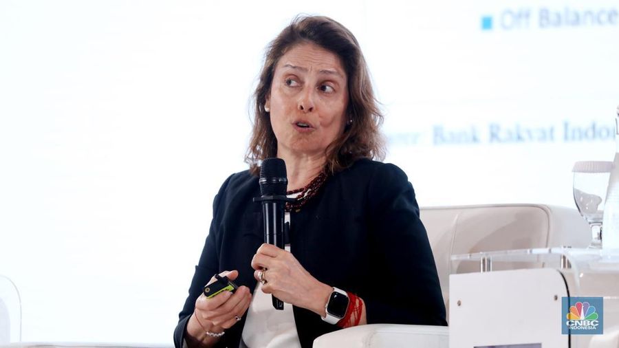 Afiliasi Penelitian Universitas Harvard, Beatriz Armendariz memberi pemaparan di acara BRI Microfinance Outlook 2024, Jakarta, 7/4. (CNBC Indonesia/Tri Susilo)