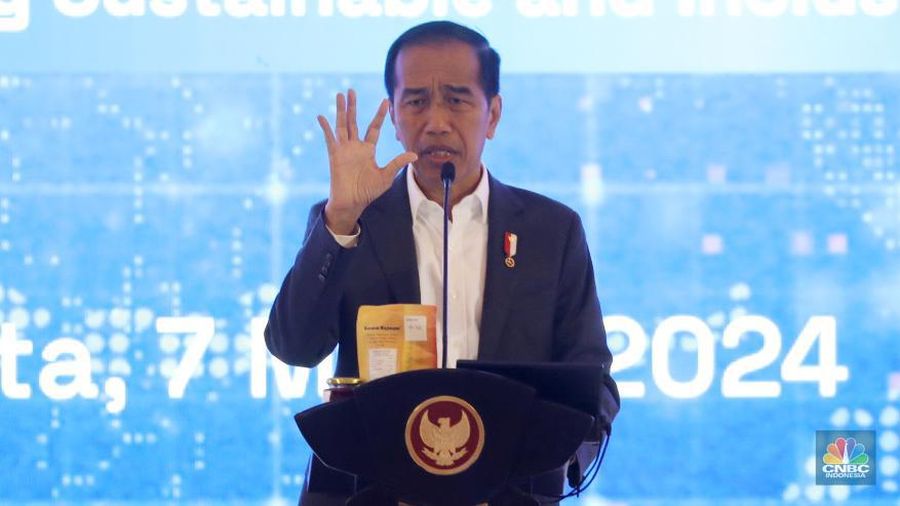 Presiden RI Joko Widodo memberi sambutan di acara BRI Microfinance Outlook 2024, Jakarta, 7/4. (CNBC Indonesia/Tri Susilo)