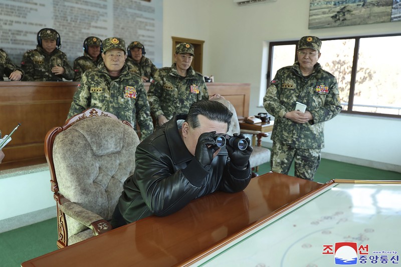 Dalam foto yang disediakan oleh pemerintah Korea Utara ini, pemimpin Korea Utara Kim Jong Un, kiri tengah, bertemu tentara saat berkunjung ke pangkalan pelatihan operasional barat di Korea Utara pada Rabu, 6 Maret 2024. (Korean Central News Agency/Korea News Service via AP)