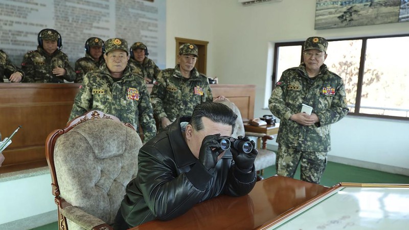 Dalam foto yang disediakan oleh pemerintah Korea Utara ini, pemimpin Korea Utara Kim Jong Un, kiri tengah, bertemu tentara saat berkunjung ke pangkalan pelatihan operasional barat di Korea Utara pada Rabu, 6 Maret 2024. (Korean Central News Agency/Korea News Service via AP)