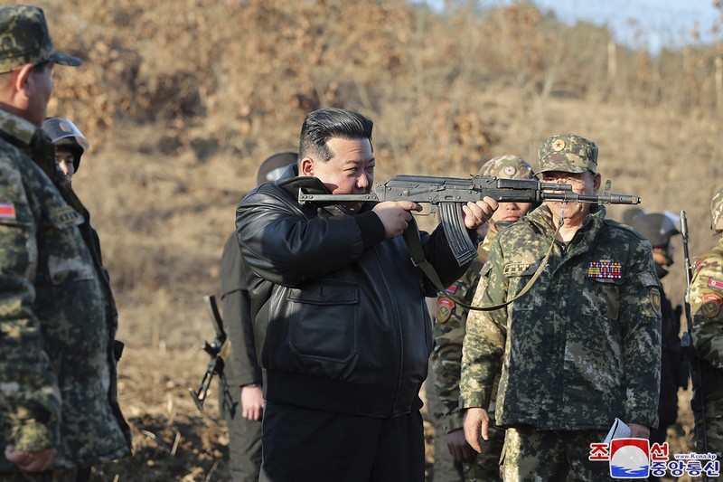 Dalam foto yang disediakan oleh pemerintah Korea Utara ini, pemimpin Korea Utara Kim Jong Un, kiri tengah, bertemu tentara saat berkunjung ke pangkalan pelatihan operasional barat di Korea Utara pada Rabu, 6 Maret 2024. (Korean Central News Agency/Korea News Service via AP)