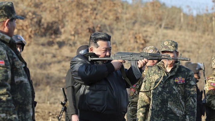 Dalam foto yang disediakan oleh pemerintah Korea Utara ini, pemimpin Korea Utara Kim Jong Un, kiri tengah, bertemu tentara saat berkunjung ke pangkalan pelatihan operasional barat di Korea Utara pada Rabu, 6 Maret 2024. (Korean Central News Agency/Korea News Service via AP)