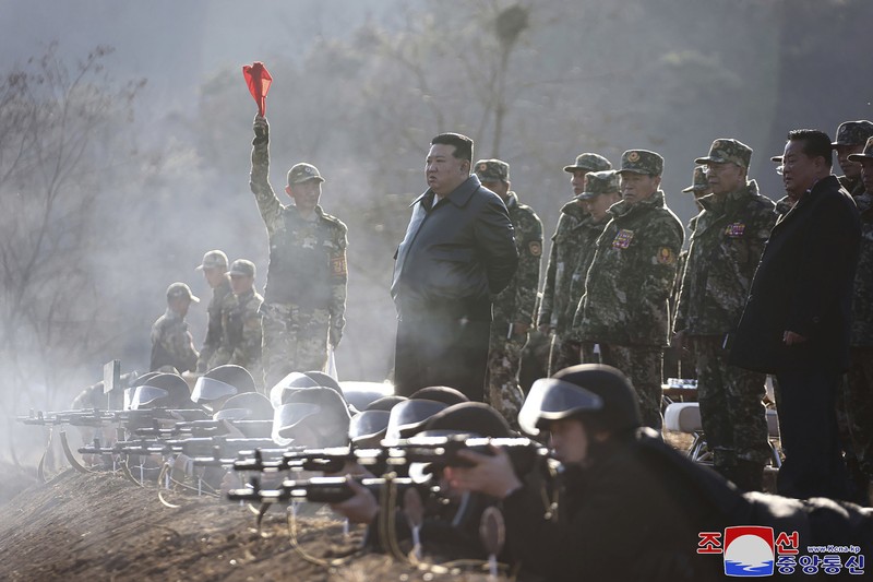 Dalam foto yang disediakan oleh pemerintah Korea Utara ini, pemimpin Korea Utara Kim Jong Un, kiri tengah, bertemu tentara saat berkunjung ke pangkalan pelatihan operasional barat di Korea Utara pada Rabu, 6 Maret 2024. (Korean Central News Agency/Korea News Service via AP)