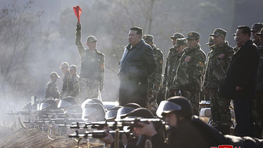 Dalam foto yang disediakan oleh pemerintah Korea Utara ini, pemimpin Korea Utara Kim Jong Un, kiri tengah, bertemu tentara saat berkunjung ke pangkalan pelatihan operasional barat di Korea Utara pada Rabu, 6 Maret 2024. (Korean Central News Agency/Korea News Service via AP)