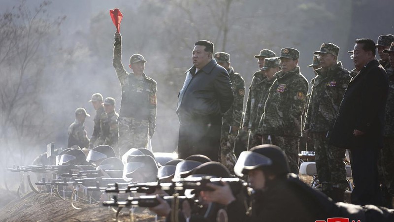 Dalam foto yang disediakan oleh pemerintah Korea Utara ini, pemimpin Korea Utara Kim Jong Un, kiri tengah, bertemu tentara saat berkunjung ke pangkalan pelatihan operasional barat di Korea Utara pada Rabu, 6 Maret 2024. (Korean Central News Agency/Korea News Service via AP)
