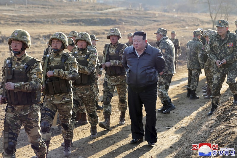 Dalam foto yang disediakan oleh pemerintah Korea Utara ini, pemimpin Korea Utara Kim Jong Un, kiri tengah, bertemu tentara saat berkunjung ke pangkalan pelatihan operasional barat di Korea Utara pada Rabu, 6 Maret 2024. (Korean Central News Agency/Korea News Service via AP)