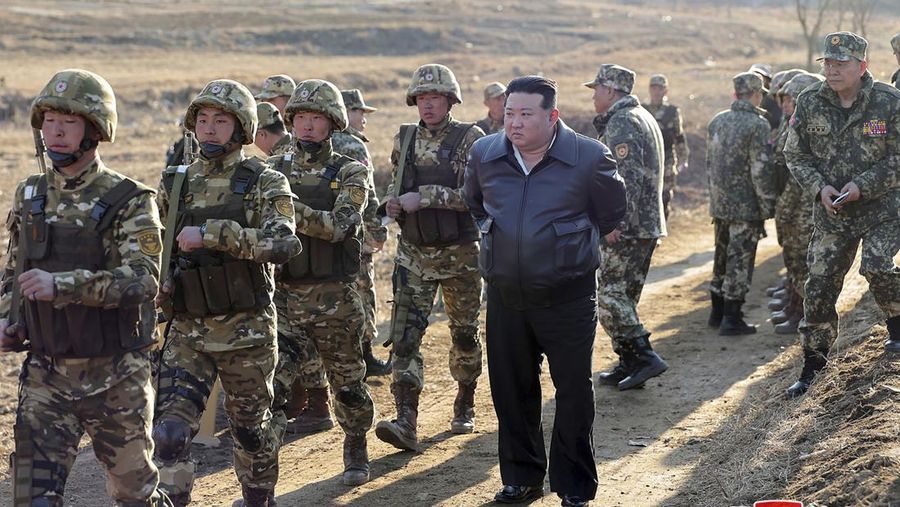 Dalam foto yang disediakan oleh pemerintah Korea Utara ini, pemimpin Korea Utara Kim Jong Un, kiri tengah, bertemu tentara saat berkunjung ke pangkalan pelatihan operasional barat di Korea Utara pada Rabu, 6 Maret 2024. (Korean Central News Agency/Korea News Service via AP)