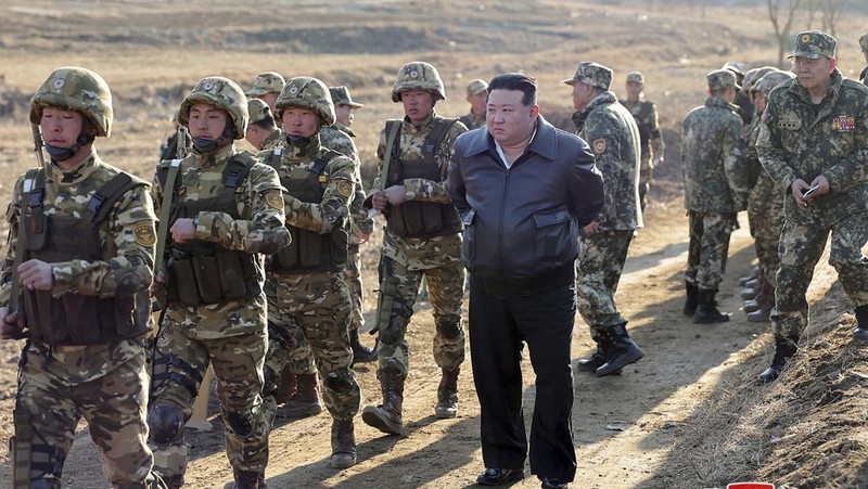 Dalam foto yang disediakan oleh pemerintah Korea Utara ini, pemimpin Korea Utara Kim Jong Un, kiri tengah, bertemu tentara saat berkunjung ke pangkalan pelatihan operasional barat di Korea Utara pada Rabu, 6 Maret 2024. (Korean Central News Agency/Korea News Service via AP)