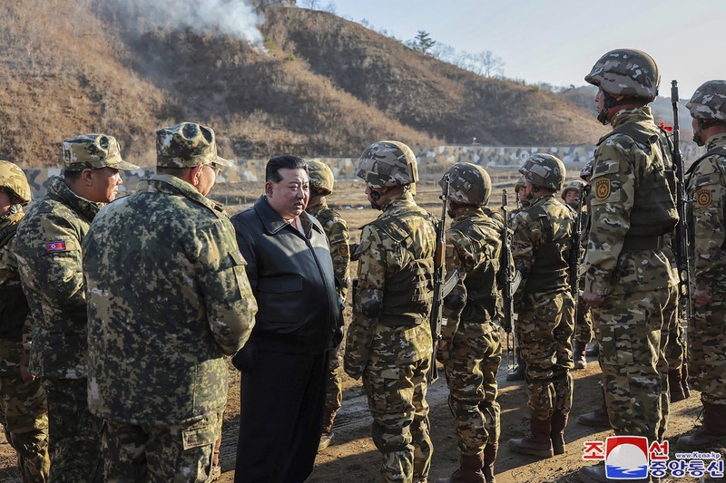 Dalam foto yang disediakan oleh pemerintah Korea Utara ini, pemimpin Korea Utara Kim Jong Un, kiri tengah, bertemu tentara saat berkunjung ke pangkalan pelatihan operasional barat di Korea Utara pada Rabu, 6 Maret 2024. (Korean Central News Agency/Korea News Service via AP)