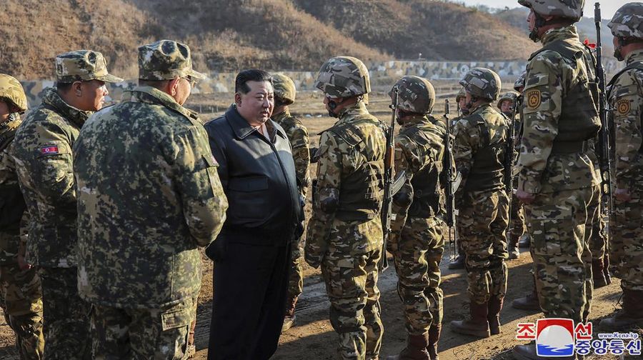 Dalam foto yang disediakan oleh pemerintah Korea Utara ini, pemimpin Korea Utara Kim Jong Un, kiri tengah, bertemu tentara saat berkunjung ke pangkalan pelatihan operasional barat di Korea Utara pada Rabu, 6 Maret 2024. (Korean Central News Agency/Korea News Service via AP)