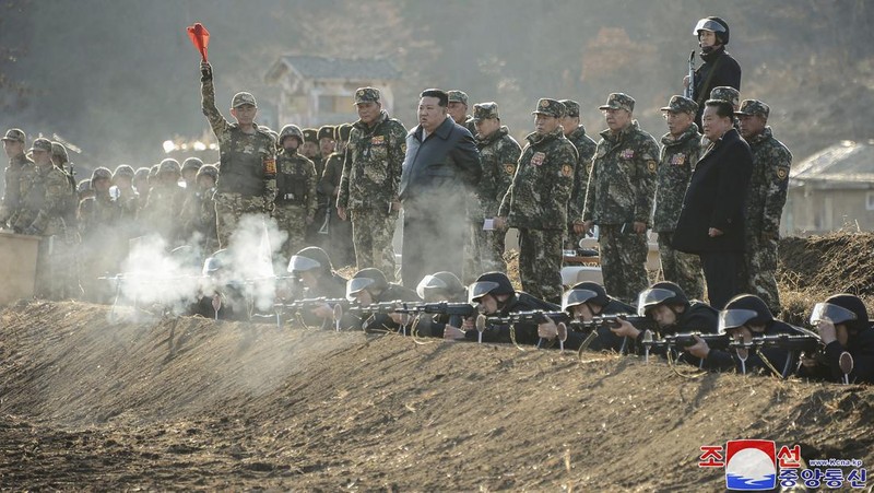 Dalam foto yang disediakan oleh pemerintah Korea Utara ini, pemimpin Korea Utara Kim Jong Un, kiri tengah, bertemu tentara saat berkunjung ke pangkalan pelatihan operasional barat di Korea Utara pada Rabu, 6 Maret 2024. (Korean Central News Agency/Korea News Service via AP)
