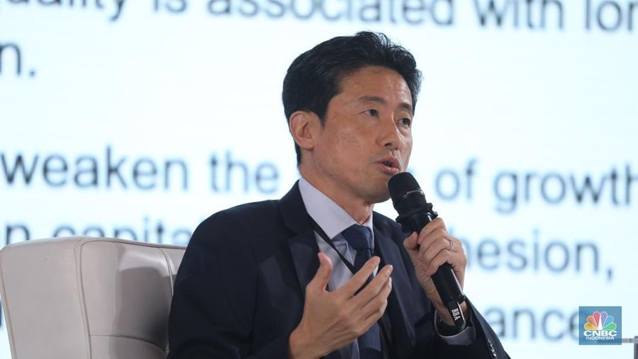 Direktur Bank Pembangunan Asia Jiro Tominaga memberi pemaparan di acara BRI Microfinance Outlook 2024, Jakarta, 7/4. (CNBC Indonesia/Trisusilo)