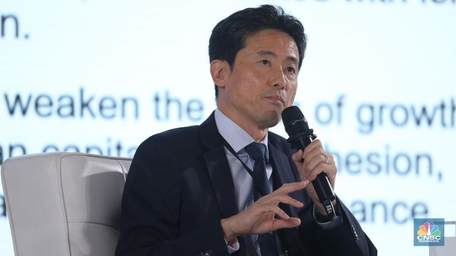 Direktur Bank Pembangunan Asia Jiro Tominaga memberi pemaparan di acara BRI Microfinance Outlook 2024, Jakarta, 7/4. (²©²ÊÍøÕ¾/Trisusilo)