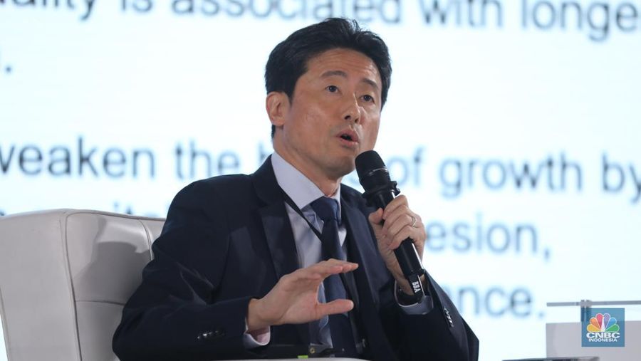 Direktur Bank Pembangunan Asia Jiro Tominaga memberi pemaparan di acara BRI Microfinance Outlook 2024, Jakarta, 7/4. (CNBC Indonesia/Trisusilo)