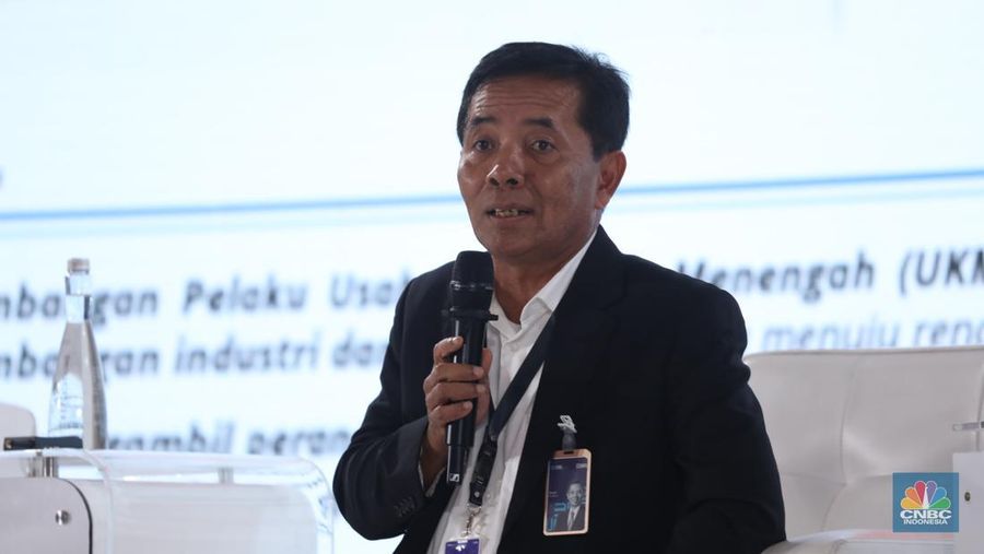 Direktur Bisnis Mikro BRI, Supari memberi pemaparan di acara BRI Microfinance Outlook 2024, Jakarta, 7/4. (CNBC Indonesia/Tri Susilo)