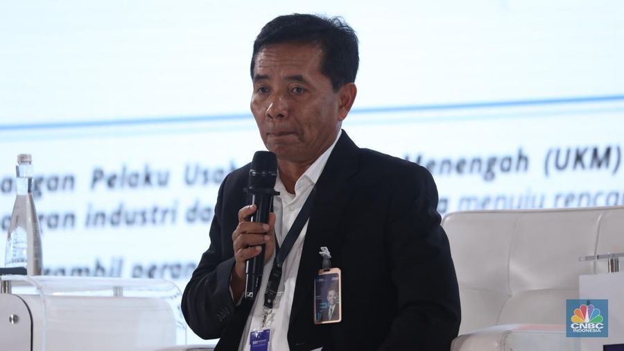 Direktur Bisnis Mikro BRI, Supari memberi pemaparan di acara BRI Microfinance Outlook 2024, Jakarta, 7/4. (CNBC Indonesia/Tri Susilo)