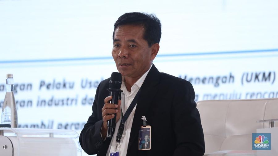 Direktur Bisnis Mikro BRI, Supari memberi pemaparan di acara BRI Microfinance Outlook 2024, Jakarta, 7/4. (CNBC Indonesia/Tri Susilo)