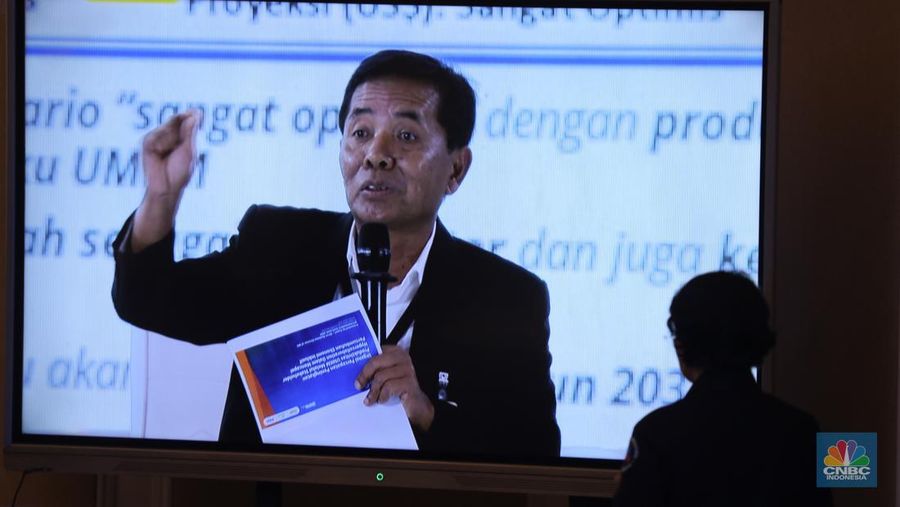 Direktur Bisnis Mikro BRI, Supari memberi pemaparan di acara BRI Microfinance Outlook 2024, Jakarta, 7/4. (CNBC Indonesia/Tri Susilo)