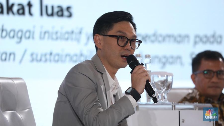 Direktur Penjualan PT HM Sampoerna, Ivan Cahyadi memberi pemaparan di acara BRI Microfinance Outlook 2024, Jakarta, 7/4. (CNBC Indonesia/Tri Susilo)