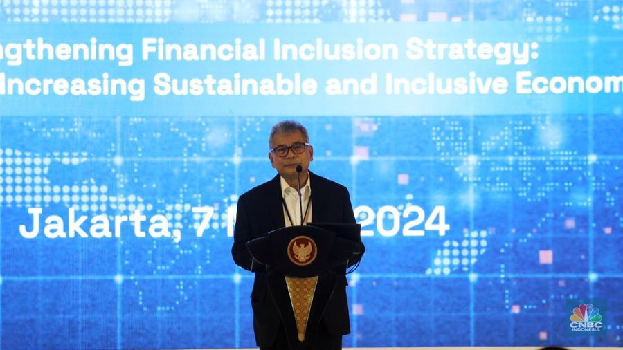 Direktur Utama BRI, Sunarso memberi sambutan di acara BRI Microfinance Outlook 2024, Jakarta, 7/4. (CNBC Indonesia/Tri Susilo)