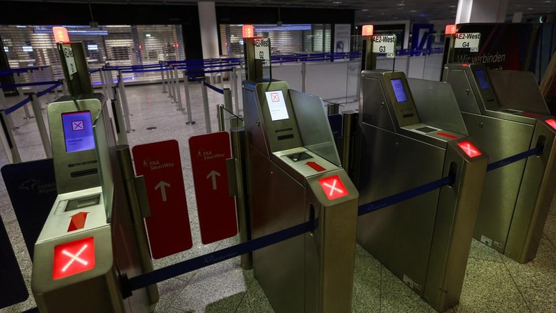Trains operate outside the central train station as Germany?s GDL train drivers? union begins a 35 hour long strike over a wage dispute with Deutsche Bahn rail operator after rejecting a new tariff offer in Frankfurt, Germany, March 6, 2024.   REUTERS/Kai Pfaffenbach