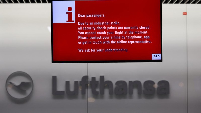 Trains operate outside the central train station as Germany?s GDL train drivers? union begins a 35 hour long strike over a wage dispute with Deutsche Bahn rail operator after rejecting a new tariff offer in Frankfurt, Germany, March 6, 2024.   REUTERS/Kai Pfaffenbach