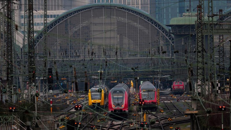 Trains operate outside the central train station as Germany?s GDL train drivers? union begins a 35 hour long strike over a wage dispute with Deutsche Bahn rail operator after rejecting a new tariff offer in Frankfurt, Germany, March 6, 2024.   REUTERS/Kai Pfaffenbach