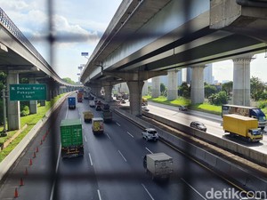 Tol Japek dan Tol Janger Macet Siang Ini karena Antrean Pengisian Solar