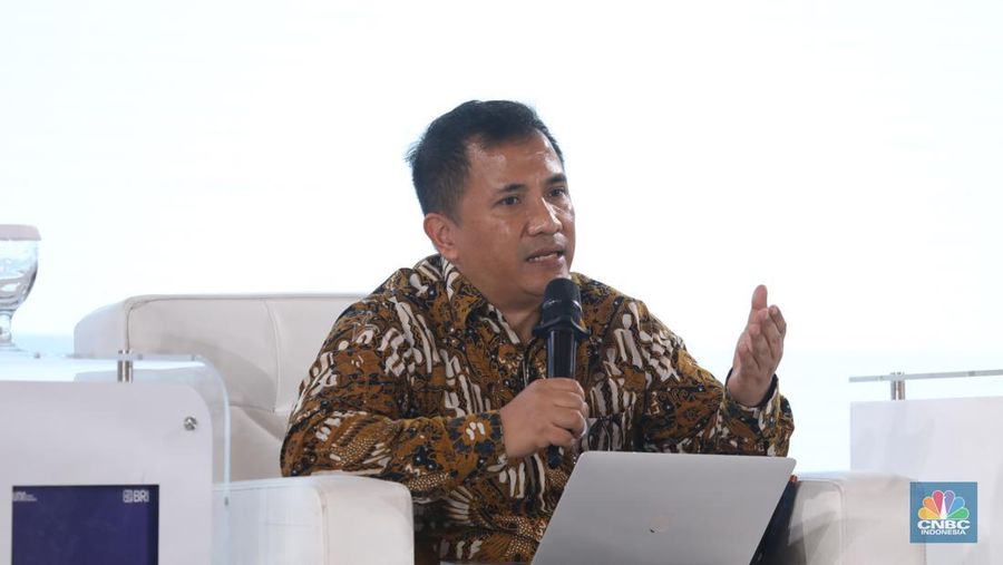Staf Ahli Bidang Pembangunan Sektor Unggulan dan Infrastruktur, Kementerian PPN/Bappenas, Leonardo A.A. Teguh Sambodo memberi pemaparan di acara BRI Microfinance Outlook 2024, Jakarta, 7/4. (CNBC Indonesia/Tri Susilo)