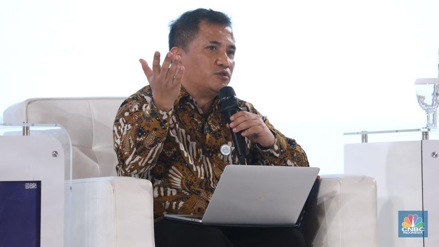 Staf Ahli Bidang Pembangunan Sektor Unggulan dan Infrastruktur, Kementerian PPN/Bappenas, Leonardo A.A. Teguh Sambodo memberi pemaparan di acara BRI Microfinance Outlook 2024, Jakarta, 7/4. (CNBC Indonesia/Tri Susilo)