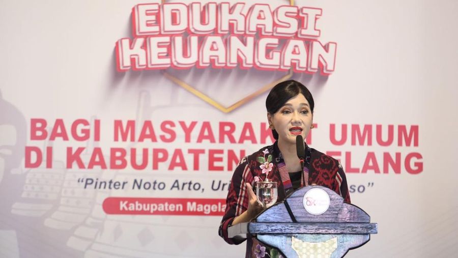 Kepala Eksekutif Pengawas Perilaku Pelaku Usaha Jasa Keuangan, Edukasi dan Pelindungan Konsumen OJK Friderica Widyasari Dewi memberikan literasi keuangan kepada masyarakat di Kabupaten Magelang, Selasa (5/3).