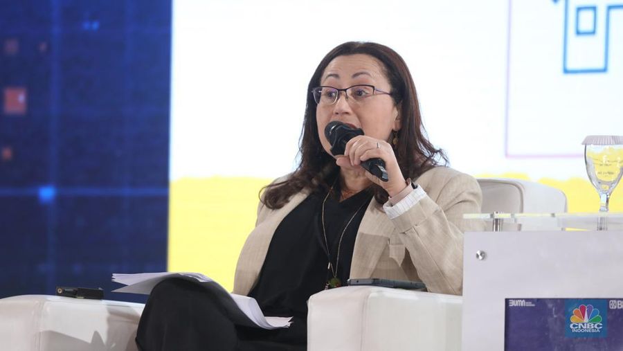 Direktur Pelaksana Unit Pengetahuan KIT, Mayada El-Zoghbi memberi pemaparan di acara BRI Microfinance Outlook 2024, Jakarta, 7/4. (CNBC Indonesia/Tri Susilo)