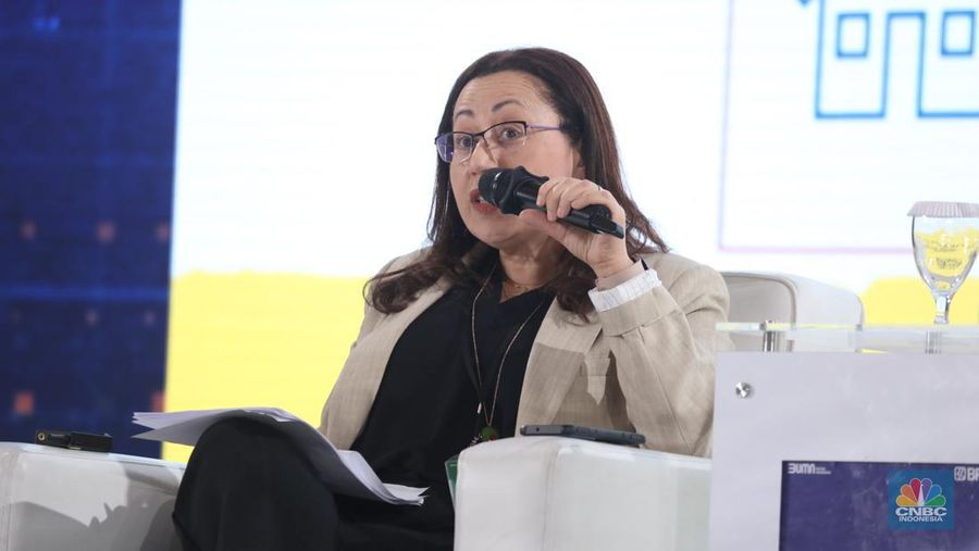 Direktur Pelaksana Unit Pengetahuan KIT, Mayada El-Zoghbi memberi pemaparan di acara BRI Microfinance Outlook 2024, Jakarta, 7/4. (CNBC Indonesia/Tri Susilo)