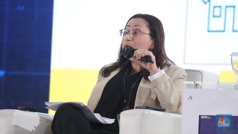 Direktur Pelaksana Unit Pengetahuan KIT, Mayada El-Zoghbi memberi pemaparan di acara BRI Microfinance Outlook 2024, Jakarta, 7/4. (CNBC Indonesia/Tri Susilo)