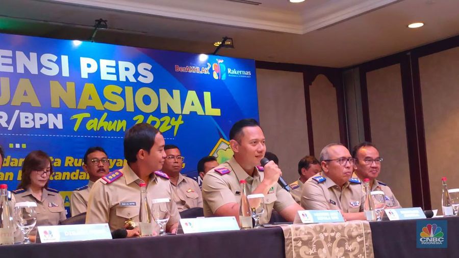 Menteri ATR Agus Harimurti Yudhoyono dengan seragam baru di Kementerian ATR. (CNBC Indonesia/Martyasari Rizky)