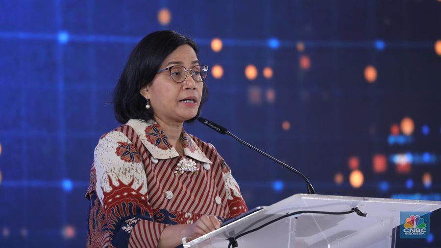 Menteri Keuangan RI, Sri Mulyani memberi sambutan di acara BRI Microfinance Outlook 2024, Jakarta, 7/4.  (վ/Tri Susilo)