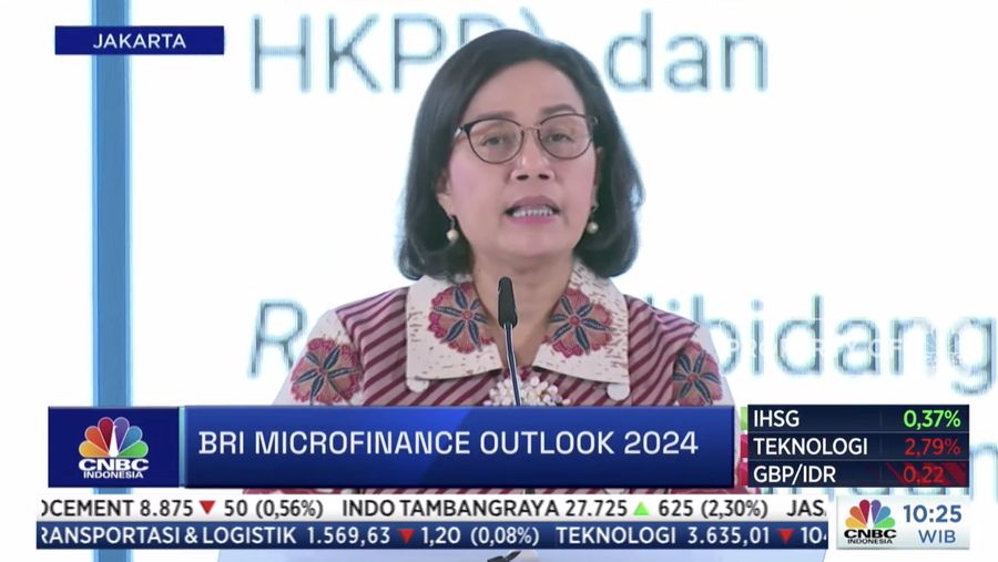Menteri Keuangan RI, Sri Mulyani memberi sambutan di acara BRI Microfinance Outlook 2024, Jakarta, 7/4.