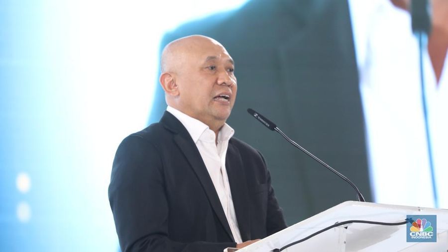 Menteri Koperasi dan UKM,  Teten Masduki memberi sambutan di acara BRI Microfinance Outlook 2024, Jakarta, 7/4. (CNBC Indonesia/Tri Susilo)