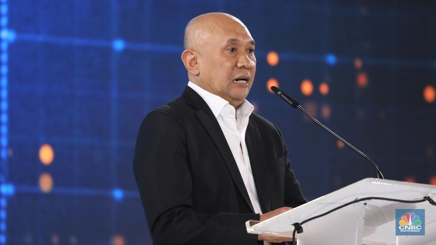 Menteri Koperasi dan UKM, Teten Masduki memberi sambutan di acara BRI Microfinance Outlook 2024, Jakarta, 7/4. (վ/Tri Susilo)